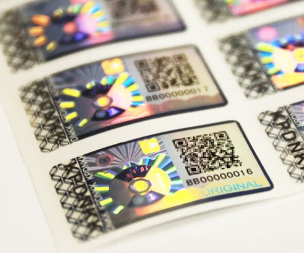 Papel_metalizado_holográfico_que_muestra_efectos_de_luz_de_colores_para_embalajes_anti-falsificación.jpg Papel_metalizado_holográfico_que_muestra_efectos_de_luz_de_colores_para_embalajes_anti-falsificación.jpg